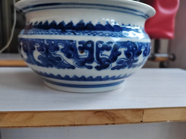 古玩陶瓷拐子龍紋青花香爐拍賣,當前價格6888元