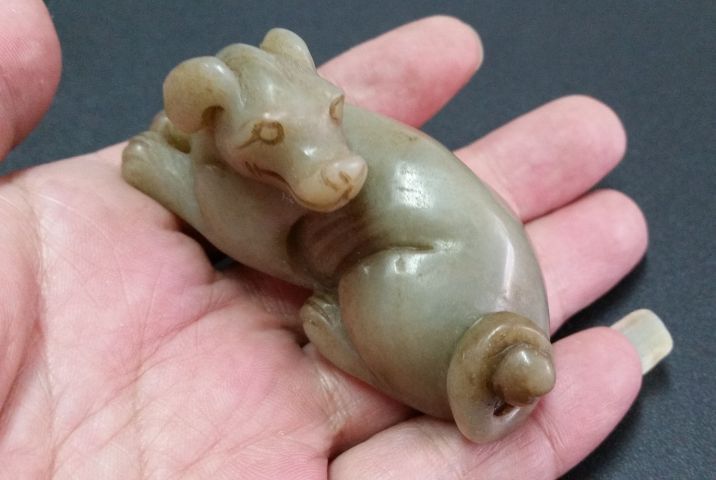 和田玉雕“臥犬”擺件拍賣，當前價格800元