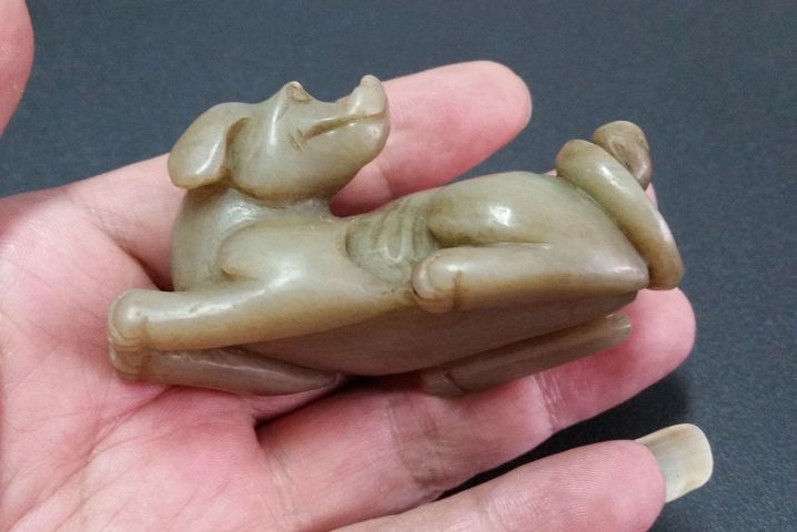 古玩玉器和田玉雕“臥犬”擺件拍賣，當前價格800元