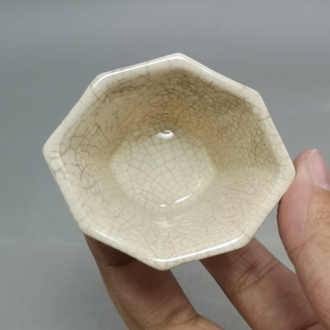 域鉴古玩】民国哥釉漳州窑四足八角杯拍卖价格/图片/值多少钱