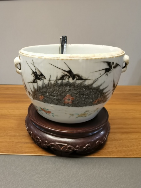 古玩陶瓷清代粉彩蝴蝶海燕紋瓜楞(卷缸)罐拍賣,當前價格1080元