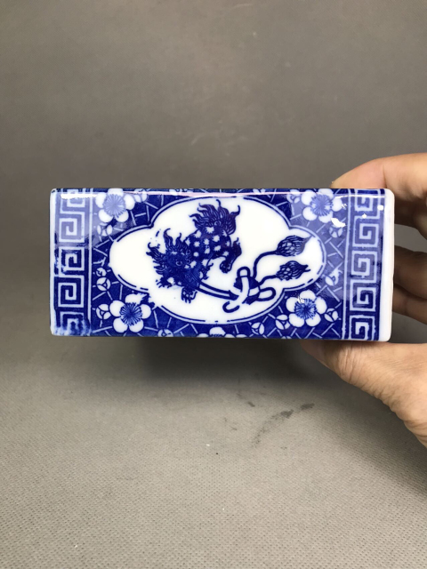 古玩陶瓷青花獅子滾繡球紋手枕拍賣,當前價格0元