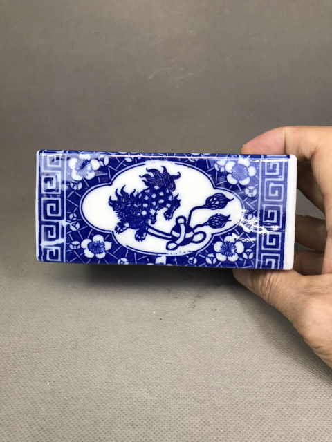 古玩陶瓷青花獅子滾繡球紋手枕拍賣,當前價格0元