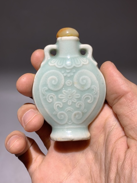 古玩陶瓷清代中期青釉印花鼻煙壺拍賣，當前價格4600元