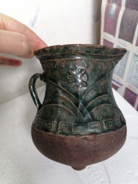 古玩陶瓷明代綠釉印花卉紋三足花澆拍賣,當前價格8500元
