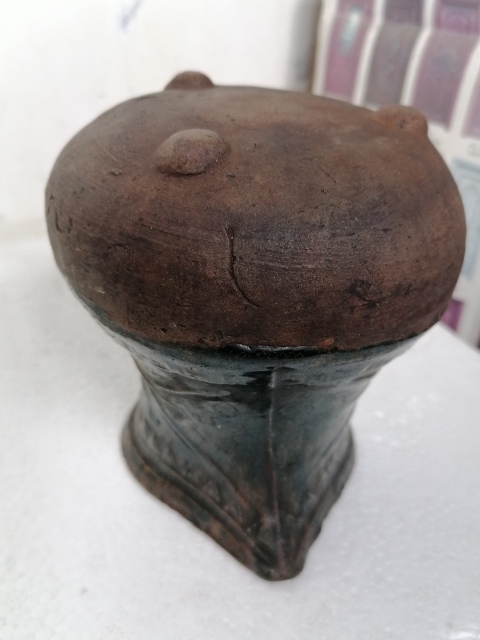 古玩陶瓷明代綠釉印花卉紋三足花澆拍賣,當前價格8500元