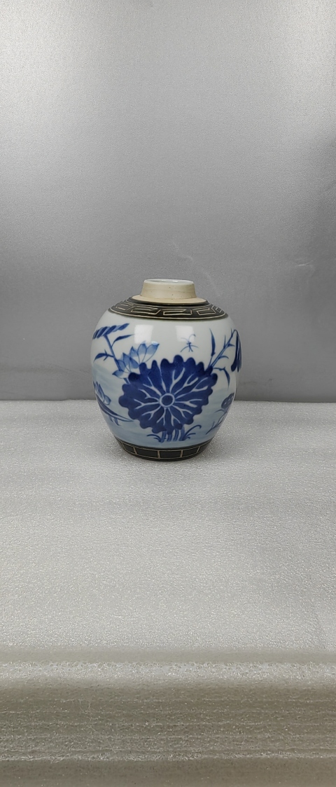 古玩陶瓷乾隆·青花花卉紋罐拍賣(mài)，當(dāng)前價(jià)格1200元