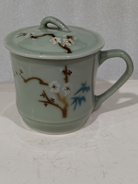 古玩陶瓷豆青釉梅紋杯拍賣，當前價格180元