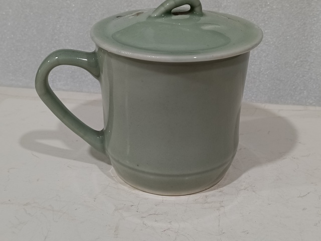 古玩陶瓷豆青釉梅紋杯拍賣，當前價格180元