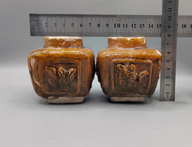 古玩陶瓷明代.黃釉開窗刻花卉紋罐一對530拍賣,當前價格530元