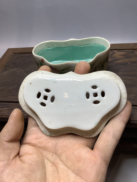 古玩陶瓷粉彩蝴蝶蓋盒拍賣(mài)，當(dāng)前價(jià)格4800元