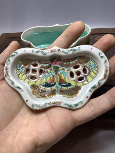古玩陶瓷粉彩蝴蝶蓋盒拍賣(mài)，當(dāng)前價(jià)格4800元