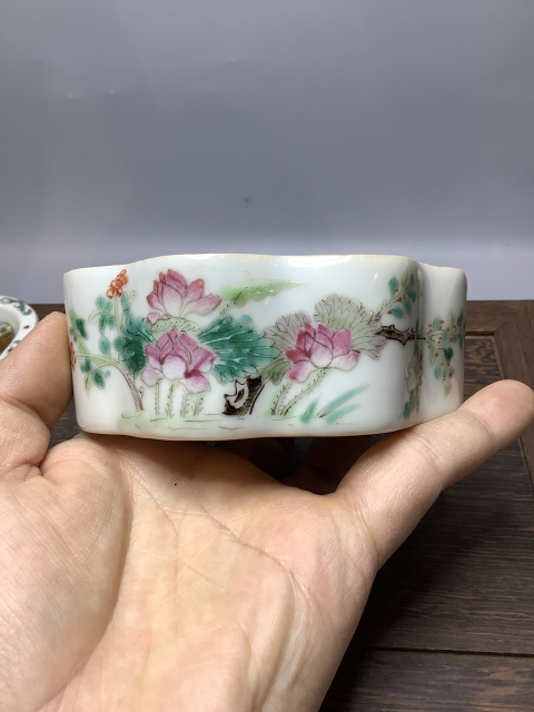 古玩陶瓷粉彩蝴蝶蓋盒拍賣(mài)，當(dāng)前價(jià)格4800元