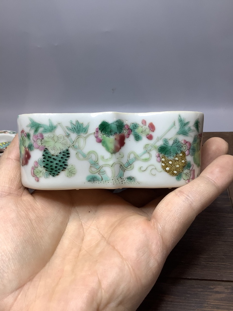 古玩陶瓷粉彩蝴蝶蓋盒拍賣(mài)，當(dāng)前價(jià)格4800元