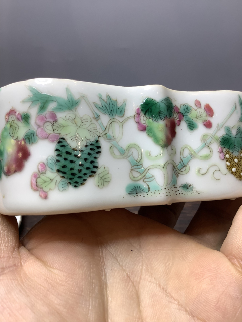 古玩陶瓷粉彩蝴蝶蓋盒拍賣(mài)，當(dāng)前價(jià)格4800元