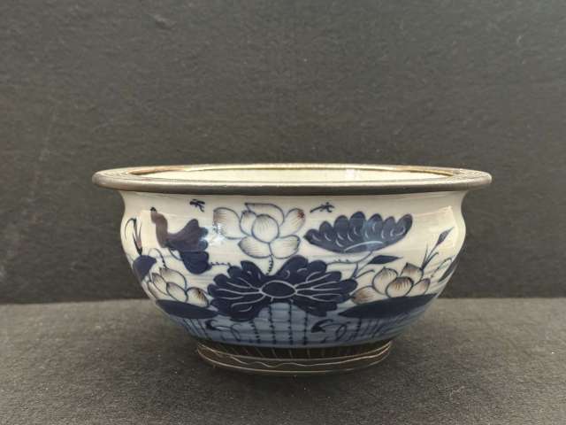 古玩陶瓷青花釉里紅蓮池紋香爐拍賣,當前價格6500元