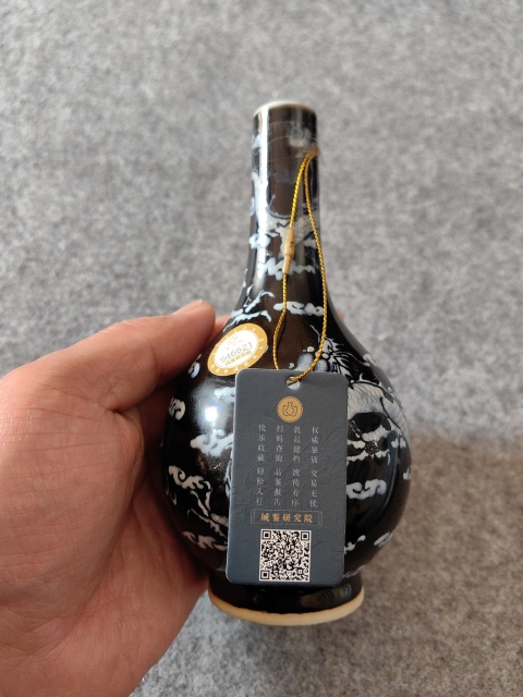 古玩陶瓷清中晚·烏金釉堆白云龍紋膽瓶拍賣,當前價格8900元