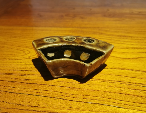 古玩陶瓷清中期米黃釉筆插（文房）拍賣，當(dāng)前價格68元