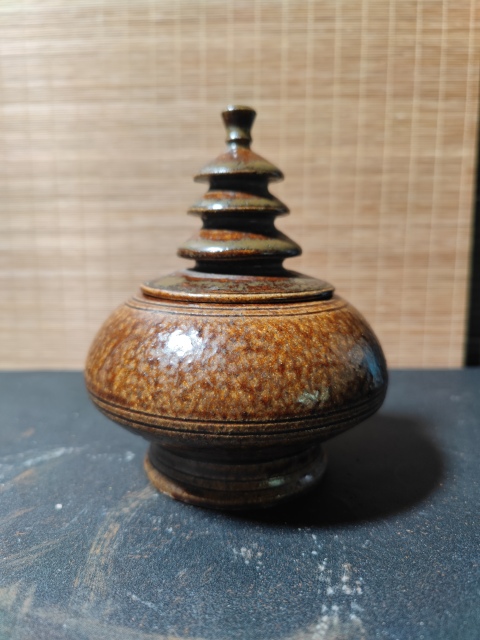 古玩陶瓷創匯?褐釉塔式蓋罐拍賣,當前價格555元