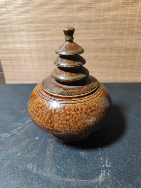 古玩陶瓷創匯?褐釉塔式蓋罐拍賣,當前價格555元