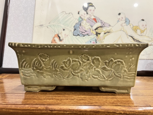 古玩陶瓷清末民初?堆塑花卉紋四方花盆拍賣,當(dāng)前價(jià)格5500元