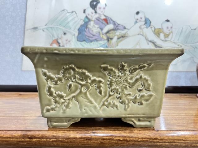 古玩陶瓷清末民初?堆塑花卉紋四方花盆拍賣,當(dāng)前價(jià)格5500元