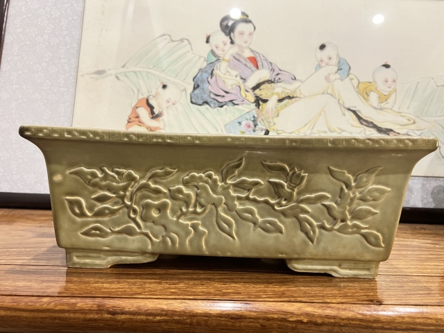 古玩陶瓷清末民初?堆塑花卉紋四方花盆拍賣,當(dāng)前價(jià)格5500元
