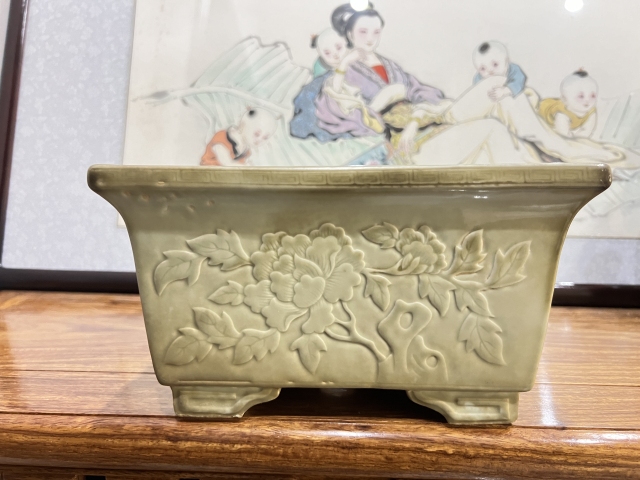 古玩陶瓷清末民初?堆塑花卉紋四方花盆拍賣,當(dāng)前價(jià)格5500元