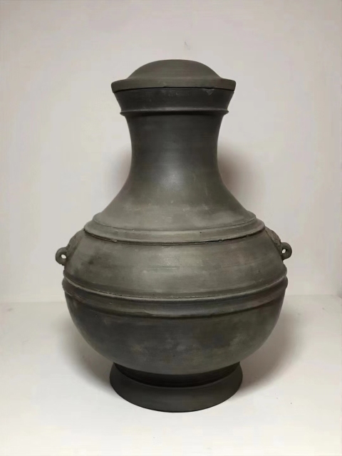 古玩陶瓷西漢黑陶弦紋鋪首壺（館藏精品）拍賣，當前價格5500元