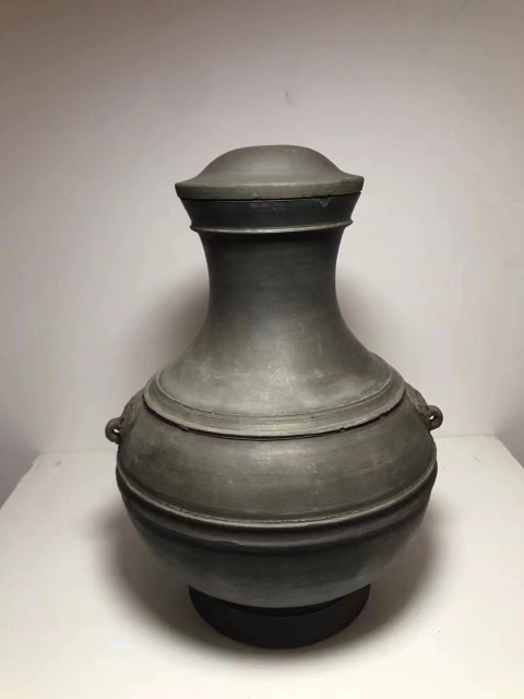 古玩陶瓷西漢黑陶弦紋鋪首壺（館藏精品）拍賣，當前價格5500元