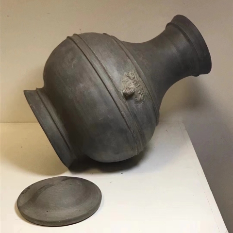 古玩陶瓷西漢黑陶弦紋鋪首壺（館藏精品）拍賣，當前價格5500元