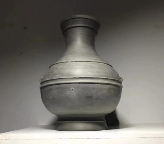 古玩陶瓷西漢黑陶弦紋鋪首壺（館藏精品）拍賣，當前價格5500元