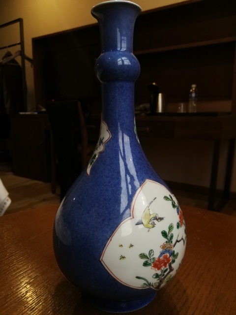 古玩陶瓷清康熙灑藍地開光五彩洞石花蝶紋蒜頭瓶拍賣，當前價格80000元