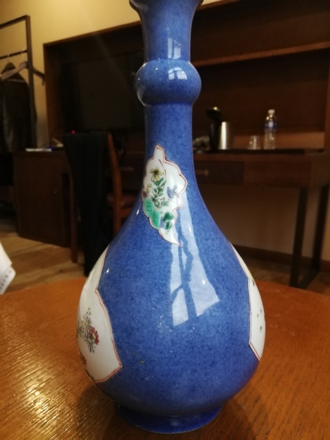 古玩陶瓷清康熙灑藍地開光五彩洞石花蝶紋蒜頭瓶拍賣，當前價格80000元