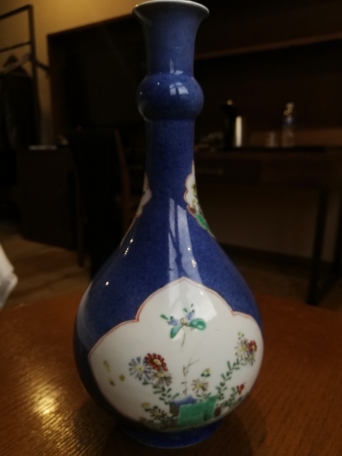 清康熙灑藍(lán)地開光五彩洞石花蝶紋蒜頭瓶拍賣，當(dāng)前價格80000元