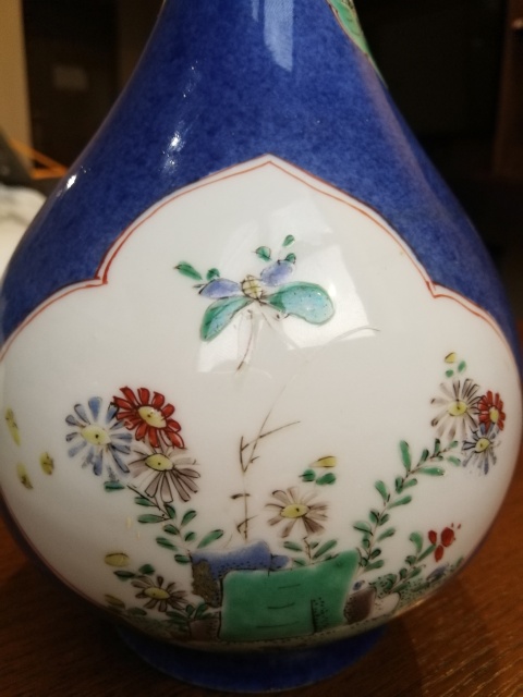 古玩陶瓷清康熙灑藍地開光五彩洞石花蝶紋蒜頭瓶拍賣，當前價格80000元