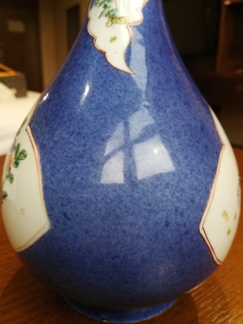 古玩陶瓷清康熙灑藍地開光五彩洞石花蝶紋蒜頭瓶拍賣，當前價格80000元