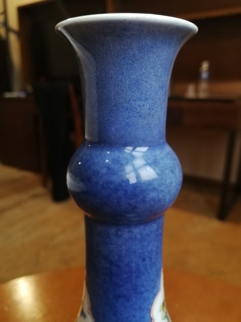 古玩陶瓷清康熙灑藍地開光五彩洞石花蝶紋蒜頭瓶拍賣，當前價格80000元