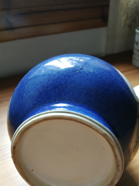 古玩陶瓷清康熙灑藍地開光五彩洞石花蝶紋蒜頭瓶拍賣，當前價格80000元