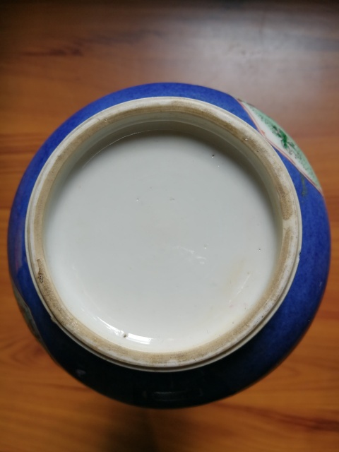 古玩陶瓷清康熙灑藍地開光五彩洞石花蝶紋蒜頭瓶拍賣，當前價格80000元
