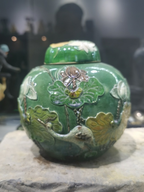古玩陶瓷民國素三彩堆塑一路連科蓋罐拍賣,當(dāng)前價格3888元