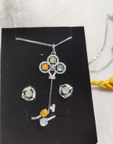古玩玉器精美翡翠A貨首飾一組拍賣,當(dāng)前價(jià)格238元