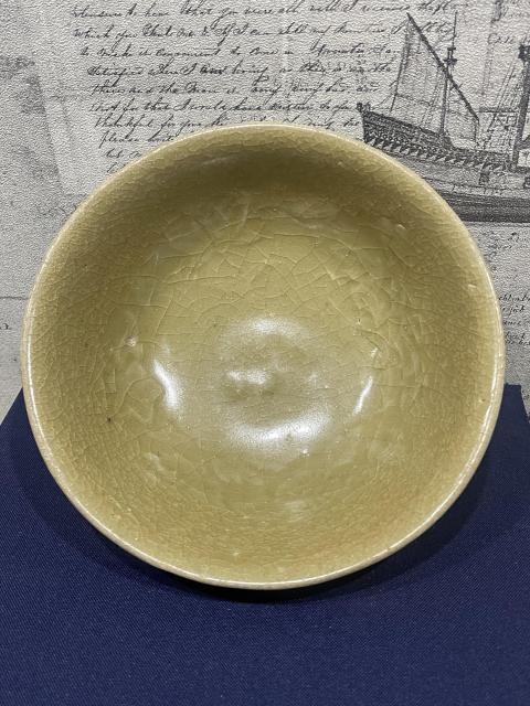 古玩陶瓷龍泉青瓷黃釉印花碗拍賣,當前價格999元