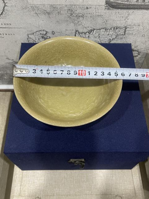 古玩陶瓷龍泉青瓷黃釉印花碗拍賣,當前價格999元