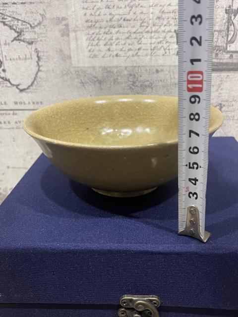古玩陶瓷龍泉青瓷黃釉印花碗拍賣,當前價格999元
