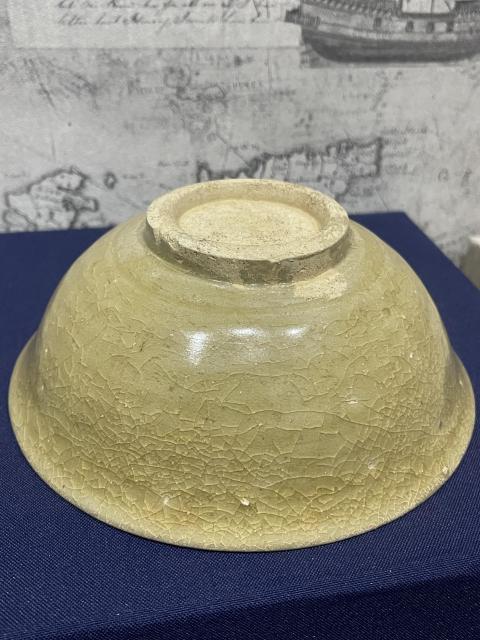 古玩陶瓷龍泉青瓷黃釉印花碗拍賣,當前價格999元