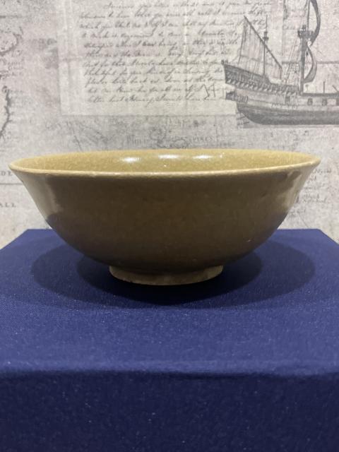 古玩陶瓷龍泉青瓷黃釉印花碗拍賣,當前價格999元