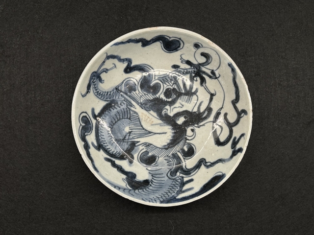 古玩陶瓷過(guò)墻龍紋青花盤(pán)拍賣(mài)，當(dāng)前價(jià)格1200元