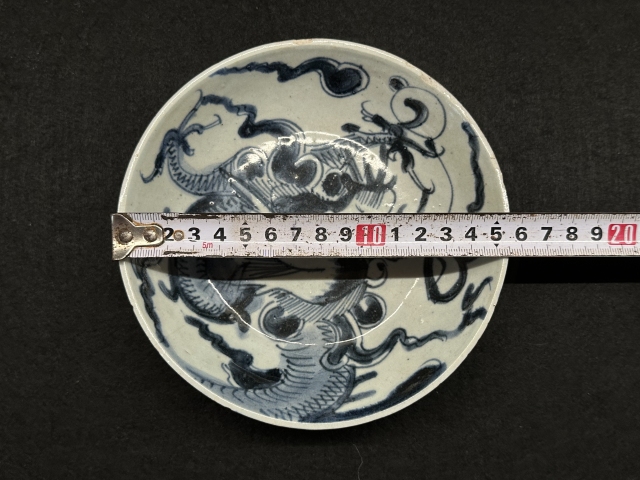 古玩陶瓷過(guò)墻龍紋青花盤(pán)拍賣(mài)，當(dāng)前價(jià)格1200元