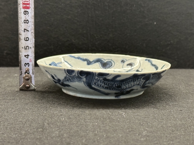 古玩陶瓷過(guò)墻龍紋青花盤(pán)拍賣(mài)，當(dāng)前價(jià)格1200元